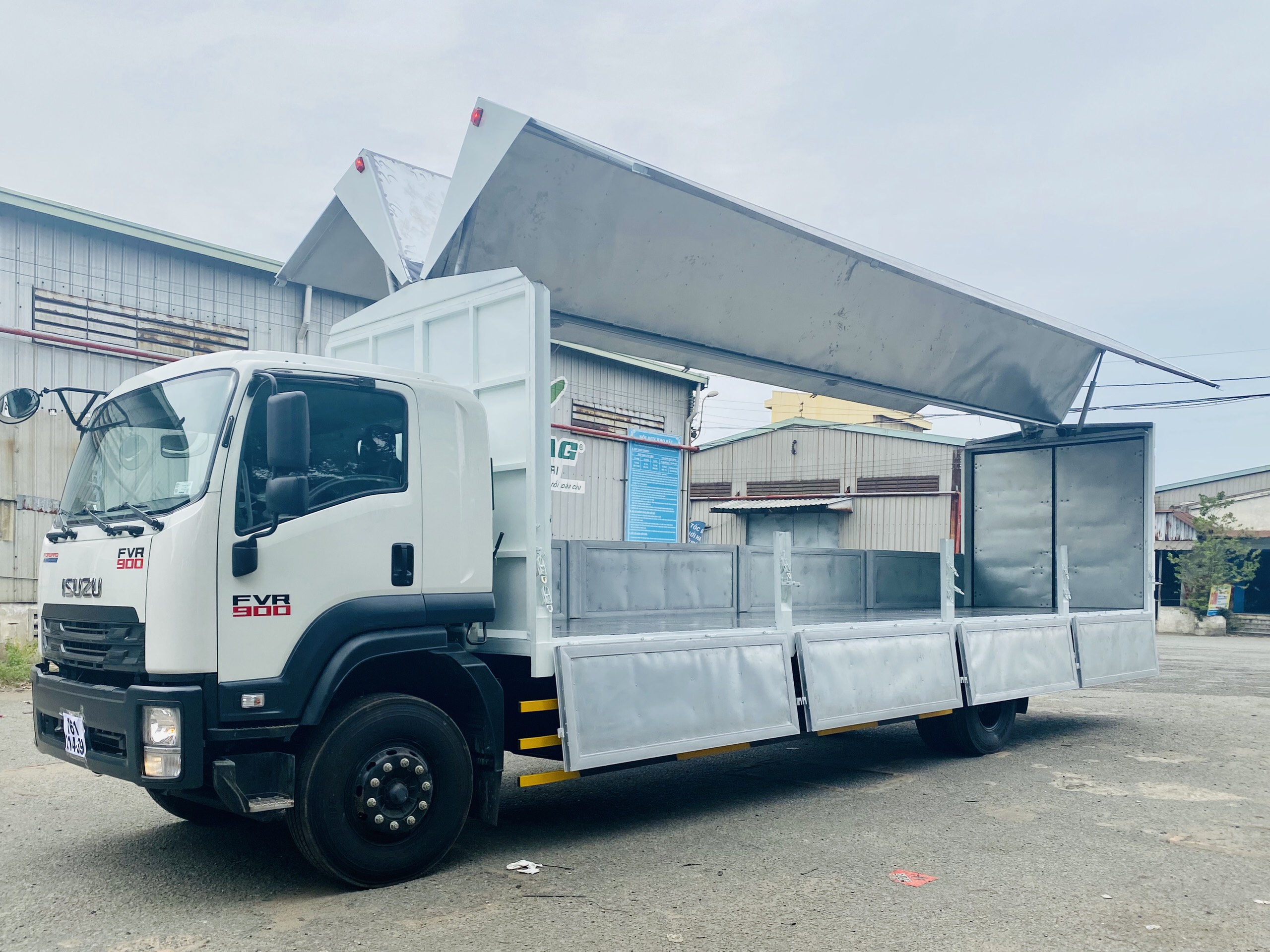 Xe-tai-Isuzu-7-4-tan-thung-kin-canh-doi-dai-9-6m