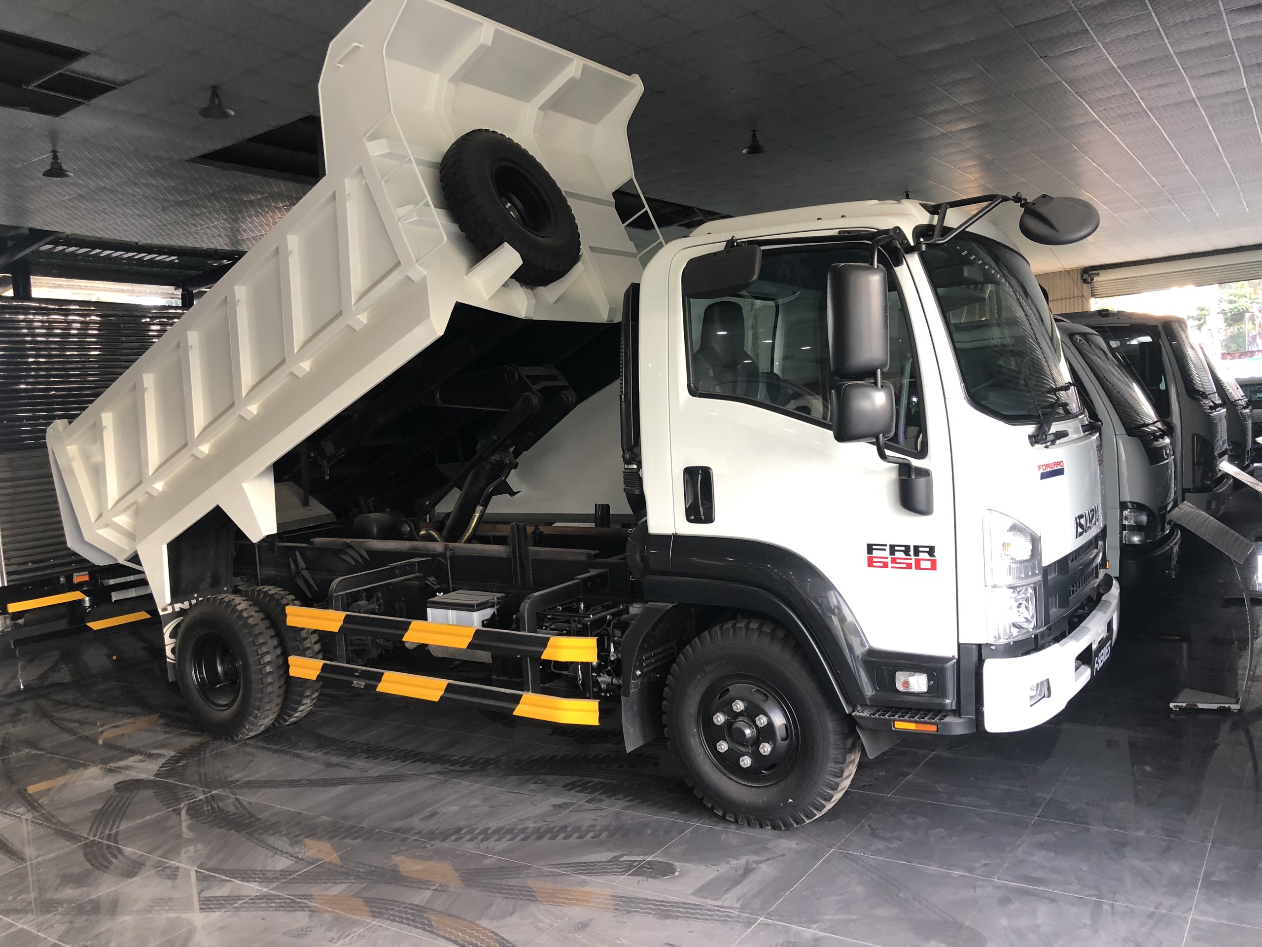 Xe-ben-Isuzu-FRR90H-E4-6-2-tan-moi-100--co-san-